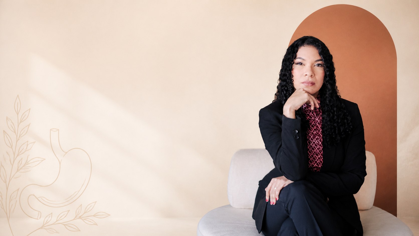 Dra. Kárytta Ramos, médica gastroenterologista, sentada em seu consultório